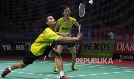 Pebulu tangkis ganda campuran Indonesia Ricky Karanda Suwardi/Debby Susanto mengembalikan kok ke arah pebulu tangkis ganda campuran Cina, He Jiting/Du Yue pada Turnamen Bulu Tangkis Blibli Indonesian Open 2018 di Istora Senayan, Jakarta, Selasa (3/7).