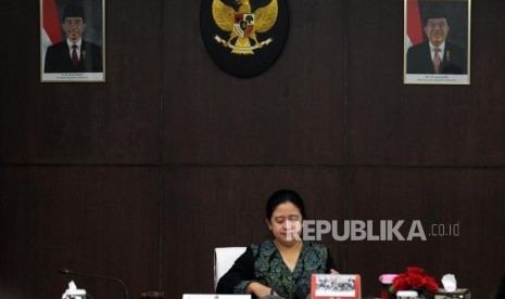 Menteri Koordinator Pembangunan Manusia dan Kebudayaan Puan Maharani saat memimpin Rapat Koordinasi Tingkat Menteri di Kantor Kementerian Koordinator Pembangunan Manusia dan Kebudayaan, Jakarta, Senin (2/4).