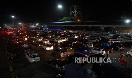 Sejumlah kendaraan menunggu memasuki kapal untuk menyeberang di Pelabuhan Merak, Banten, Sabtu (9/6) dini hari. 