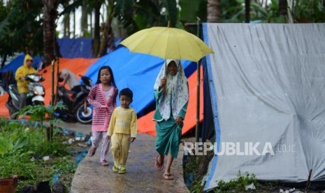 Sejumlah pengungsi beraktivitas di kawasan Rajabasa, Lampung Selatan, Kamis (27/12).