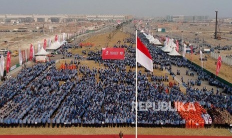 Sejumlah peserta upacara saat mengikuti upacara peringatan hari kemerdekaan RI di Pantai Maju, Jakarta, Sabtu (17/8).