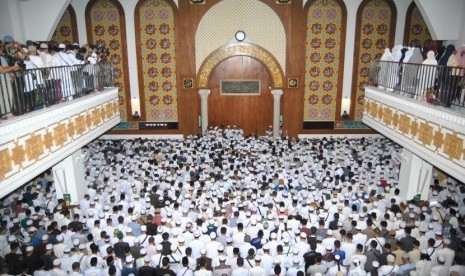 Ribuan jemaah melaksanakan salat jenazah almarhum Ustaz KH Muhammad Arifin Ilham di Masjid Az-Zikra, Sentul, Babakan Madang, Kabupaten Bogor, Jawa Barat, Kamis (23/5/2019).