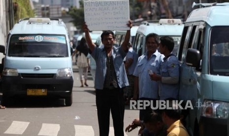 Sejumlah sopir angkutan umum jurusan Tanah Abang melakukan aksi demo di Kawasan Tanah Abang, Jakarta, Senin (29/1).