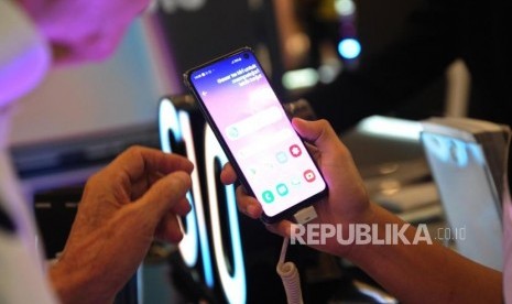 Harga ponsel second. Samsung Galaxy S10 series pun terdepresiasi hingga 50 persen sebulan setelah diluncurkan.