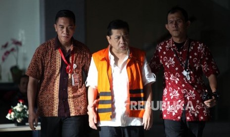 Tersangka kasus korupsi KTP Elektronik Setya Novanto (tengah)