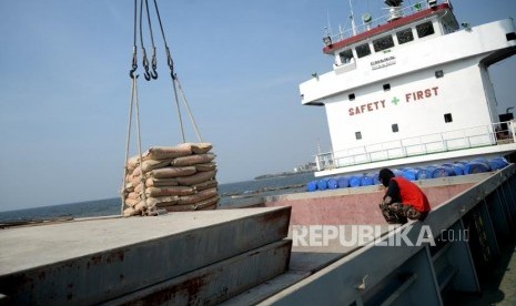 Pekerja memindahkan semen ke atas kapal di Pelabuhan Sunda Kelapa, Jakarta, Ahad (8/7). PT Solusi Bangun Indonesia Tbk (SMCB) masih mencatatkan kinerja yang positif pada kuartal I 2020. Sejak diakuisisi oleh PT Semen Indonesia Tbk pada awal Januari 2019, SMCB mampu mencetak laba secara konsisten.