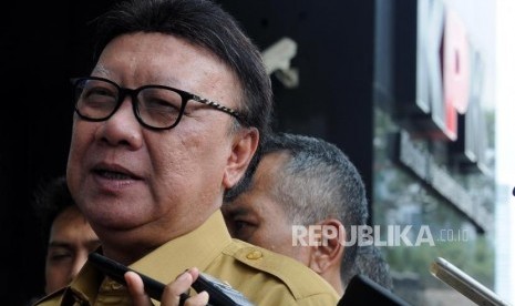 Menteri Dalam Negeri Tjahjo Kumolo memberikan paparan saat tiba di Gedung KPK, Jakarta, Senin (26/2).