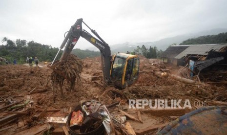 Proses pencarian korban longsor di dusun Cimapag, Desa Sinaresmi, Cisolok, Sukabumi, Jawa Barat, Selasa (1/1).