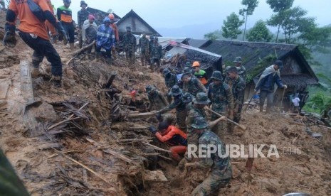 Tim Gabungan mencari korban dibawah longsoran di dusun Cimapag, Desa Sinaresmi, Cisolok, Sukabumi, Jawa Barat, Selasa (1/1).