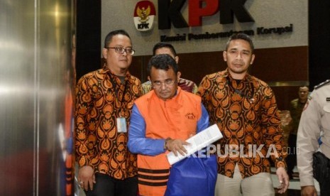 Bupati Bengkayang Suryadman Gidot memakai rompi oranye usai menjalani pemeriksaan di Gedung KPK, Jakarta, Rabu (4/9).