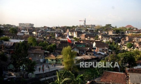 Laju Pertumbuhan Penduduk. Deretan rumah di permukiman padat penduduL di tepi Kali Code, Yogyakarta, Senin (30/9/2019).