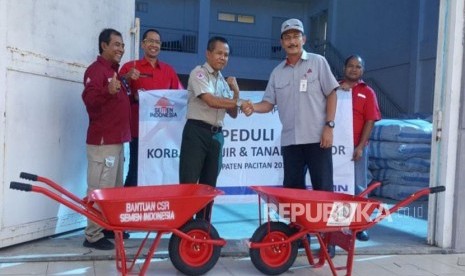 KeKepala Biro PKBL Semen Indonesia, Febriwan menyerahkan secara simbolis bantuan untuk korban bencana di Pacitan. 