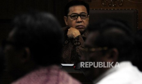 Terdakwa kasus korupsi pengadaan KTP elektronik Setya Novanto (tengah) saat menjalani sidang lanjutan di Pengadilan Tipikor, Jakarta, Senin (26/2).