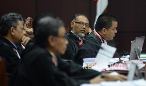 Ketua Tim kuasa hukum pasangan calon presiden dan calon wakil presiden nomor urut 02 Bambang Widjojanto selaku pemohon mengikuti sidang Perselisihan Hasil Pemilihan Umum (PHPU) sengketa Pilpres 2019 di Gedung Mahkamah Konstitusi, Jakarta, Jumat (21/6).