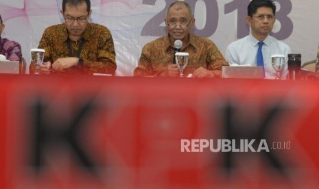 Ketua KPK, Agus Raharjo(tengah), Wakil Ketua KPK, Saut Situmorang(kedua kiri) dan  Laode M Syarif (kedua kanan)  memberikan keterangan pers terkait  kinerja KPK selama tahun 2018 di KPK, Jakarta, Rabu (19/12).