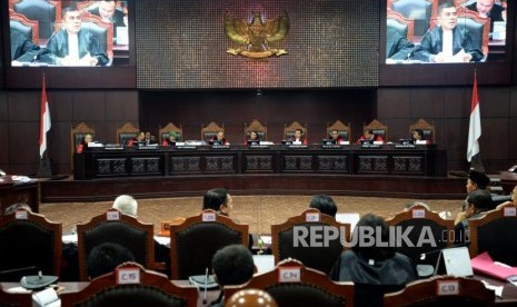 Ketua Mahkamah Konstitusi (MK) Anwar Usman memimpin sidang Perselisihan Hasil Pemilihan Umum (PHPU) sengketa Pilpres 2019 di Gedung Mahkamah Konstitusi, Jakarta, Jumat (21/6).