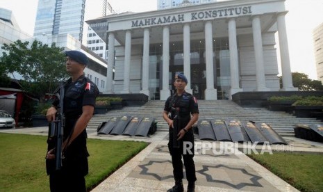 Anggota Brimobsaat berjaga di depan Gedung Mahkamah Konstitusi, Jakarta, Kamis (13/6).