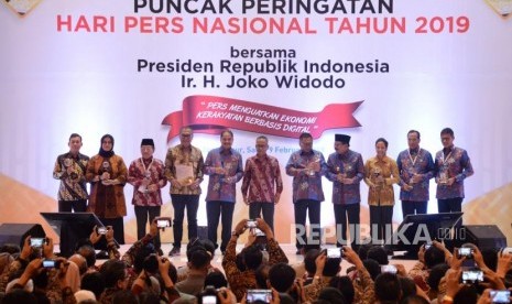 Ketua Umum Persatuan Wartawan Indonesia (PWI) Pusat Atal S.Depari (tengah) berfoto bersama para penerima penganugrahan pada acara puncak peringatan Hari Pers Nasional (HPN) 2019 di Surabaya, Jawa Timur, Sabtu (9/2).