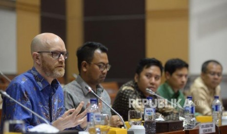 Vice President and Public Policy Facebook Asia Pacific Simon Milner (kiri) dan Kepala Kebijakan Publik Facebook Indonesia Ruben Hattari (kedua kiri) mengikuti rapat dengar pendapat umum dengan Komisi I DPR di Kompleks Parlemen Senayan, Jakarta, Selasa (17/4).