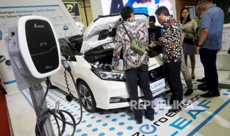 Pengunjung mengamati kendaraan listrik yang dipamerkan pada Indonesia Electric Motor Show (IEMS) 2019, di Balai Kartini, Jakarta, Rabu (4/9).