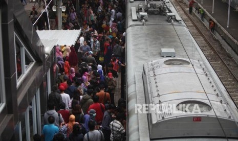 [Ilustrasi] Antrean penumpang saat berpindah kereta rel listrik (KRL) di peron Stasiun Duri, Jakarta.