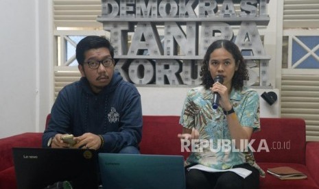 Peneliti ICW Lola Ester (kanan) bersama Kurnia Ramadhana memberikan keterangan terkait hasil pemantauan tren vonis korupsi tahun 2018 di Kantor ICW, Jakarta, Ahad (28/4).