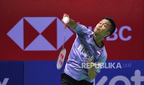 Pebulutangkis Indonesia Anthony Sinisuka Ginting mengembalikan kok kearah Pebulutangkis Belanda Mark Caljouw pada Turnamen Bulu Tangkis Blibli Indonesian Open 2018 di Istora Senayan, Jakarta, Rabu (4/7).