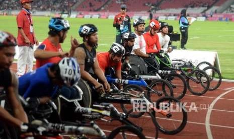 Sejumlah atlet bersiap memacu kursi rodanya pada babak final para atletik nomor 5000 meter putra T53/54 Asian Para Games 2018 di Stadion Utama Gelora Bung Karno, Jakarta,Jumat (12/10).