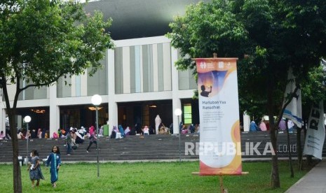 Wakaf Salman Targetkan Bantu 1.000 Alat Disinfektan. Foto: Serambi Masjid Salman Institut Teknologi Bandung (ITB), ramai oleh kegiatan mahasiswa untuk mengisi Ramadhan, Selasa (29/5).