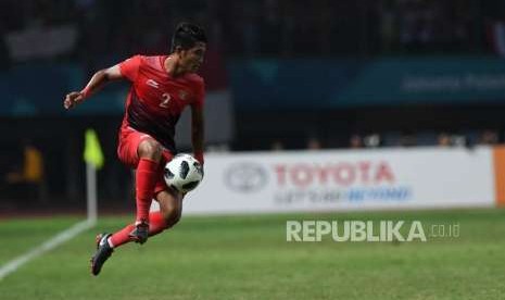 Pesepakbola Indonesia  I putu Gede Juni Antara menerima bola  melawan Hongkong China dalam pertandingan penyisihan grup Sepakbola Asian Games 2018 di Stadion Patriot Candrabhaga, Bekasi, Jawa  Barat, Senin (20/8).