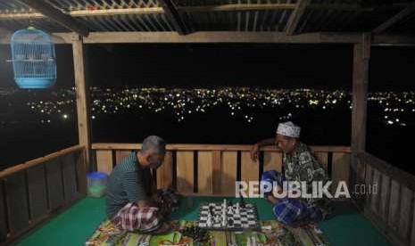 Listrik Kota Palu : Pengungsi bermain catur untuk mengisi waktu di lokasi pengungsian di wilayah Balaroa, Palu, Sulawesi Tengah, Senin (8/10).