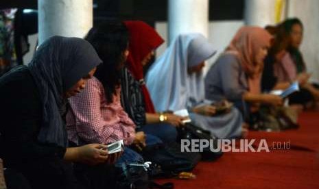 Sejumlah warga yang tergabung dalam Komunitas Masyarakat Sulawesi Tengah melaksanakan doa bersama untuk korban bencana gempa dan tsunami Palu di Anjungan Sulawesi Tengah, Taman Mini Indonesia Indah, Jakarta, Sabtu (29/9).