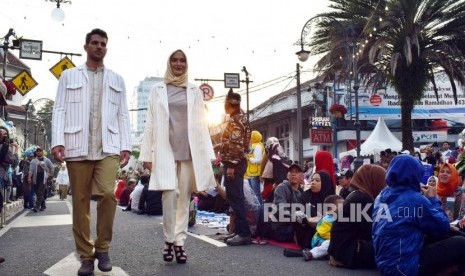 Fashion Show busana muslim yang ditampilkan para model memeriahkan acara Buka Bersama On The Road (Bubos) yang digelar Pemkot Bandung, di Jl Asia Afrika, Kota Bandung, Sabtu (2/6).