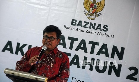 Deputi Badan Amil Zakat Nasional (Baznas) Arifin Purwakananta saat memberikan pemaparan pada kegiatan Catatan Akhir Tahun Baznas 2017 di Kantor Baznas, Sudirman, Jakarta, Rabu (27/12).