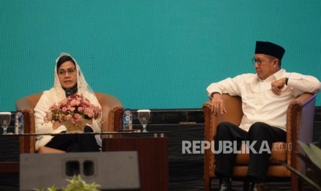 Peluncuran Santri LPDP. Menteri Agama Lukman Hakim Saifuddin (kanan) bersama Menkeu Sri Mulyani menjadi pembicara sebelum peluncuran beasiswa Santri LPDP di Jakarta, Senin (12/11).