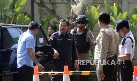 Gubernur Kepulauan Riau, Nurdin Basirun (kedua kiri) saat tiba untuk menjalani pemeriksaan intensif di Gedung KPK, Jakarta, Kamis (11/7).