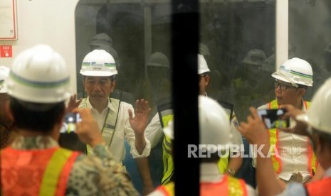 Presiden Joko Widodo saat mencoba menaiki kereta MRT di Stasiun Bundaran HI, Jakarta, Selasa (6/11).