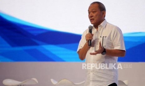 Direktur PT Astra Internasional Tbk Suparno Djasmin memberikan paparannya saat Konferensi Pers Astra Finansial GIIAS 2018 di Jakarta, Selasa (24/7).