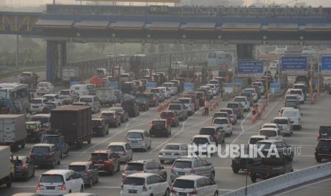 Sejumlah kendaraans antre  di Pintu masuk Tol Cikarang Utama, Jakarta, Saabtu (9/6).