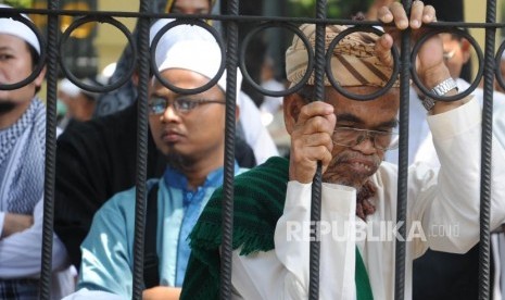 Massa eks HTI saat menunggu hasil sidang pembacaan putusan gugatan Hizbut Tahrir Indonesia (HTI) di Pengadilan Tata Usaha Negara (PTUN), Jakarta. Dalam draf RUU Pemilu yang tengah dibahas DPR, eks HTI dilarang berpartisipasi dalam pemilu. (ilustrasi)