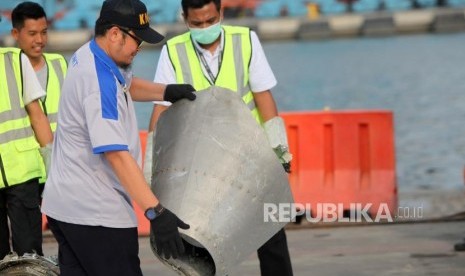 Petugas mengangkat puing pesawat Lion Air JT-610 yang jatuh di Tanjung Priok, Jakarta, Rabu (7/11).