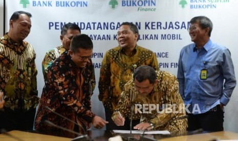 Kerjasama Pembiayaan Bukopin.  Direktur Utama Bukopin Finance Tri Djoko Roesiono (kedua kanan) menandatangani naskah saat  penandatanganan kerjasama antara Bank Bukopin dengan Bukopin Finance di Jakarta, Senin (29/1).