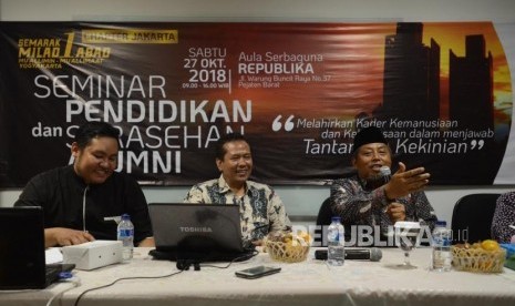 Ketua Umum PP Ikatan Pelajar Muhammadiyah Velandani Prakoso bersama Ketua PP Muhammadiyah Bidang Kesehatan dan Kesejahteraan Sosial Agus Taufiqurrohman (dari kedua kiri).