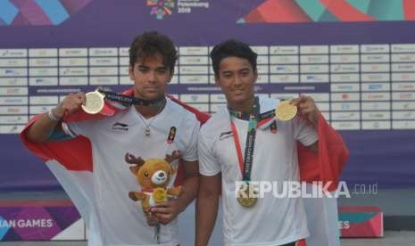 Dua bersaudara atlet JetSki Indonesia Aqsa Sutan Aswar (kanan) dan  Aero Sutan Aswar menunjukkan medali yang didapatnya pada cabang JetSki Asian Games 2018 di Ancol, Jakarta, Ahad (26/8).