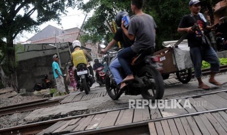 Sejumlah kendaraan melintasi perlintasan liar KRL di kawasan Tebet, Jakarta, Jumat (9/3).