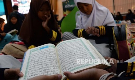 Sejumlah anak yatim mengikuti acara khatam Al-Quran bersama anak yatim di Kantor Pusat Pertamina, Jakarta, Selasa (4/12).