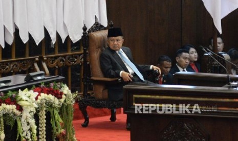 Wakil Presiden Jusuf Kalla saat menghadiri sidang paripurna dan pengucapan sumpah/janji anggota DPR,DPD dan MPR periode 2019-2024 di Kompleks Parlemen, Senayan, Selasa (1/10).