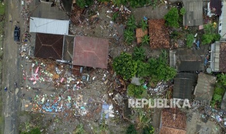 Suasana dampak kerusakan pasca bencana Tsunami di Kawasan Tanjung Lesung, Banten, Selasa (25/12).