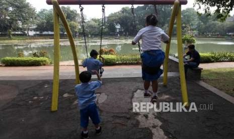 Sejumlah anak bermain ayunan di Taman Setu Lembang, Jakarta, Kamis (2/8).