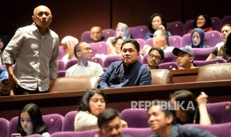 Koordinator Staf Khusus Presiden Teten Masduki bersama Pengusaha Erick Thohir bersiap menonton film Bumi Manusia di Epicentrum XXI, Kuningan, Jakarta,Sabtu (24/8).